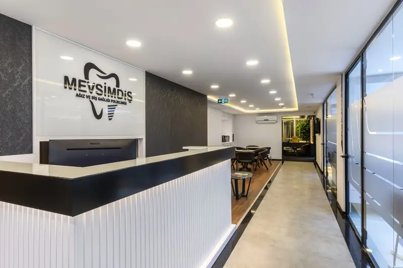 Bright reception desk at Mevsim Dental Clinic